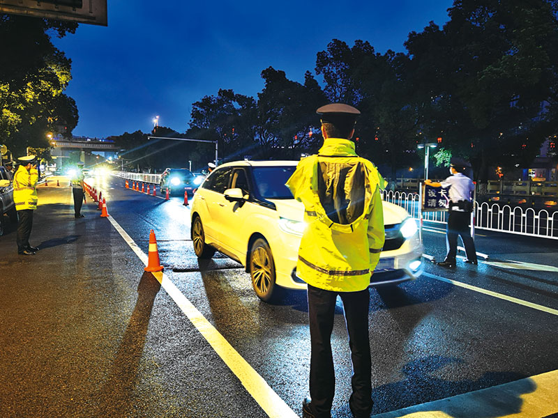 酒后無證駕駛報廢摩托車，“膽大”市民被交警逮個正著